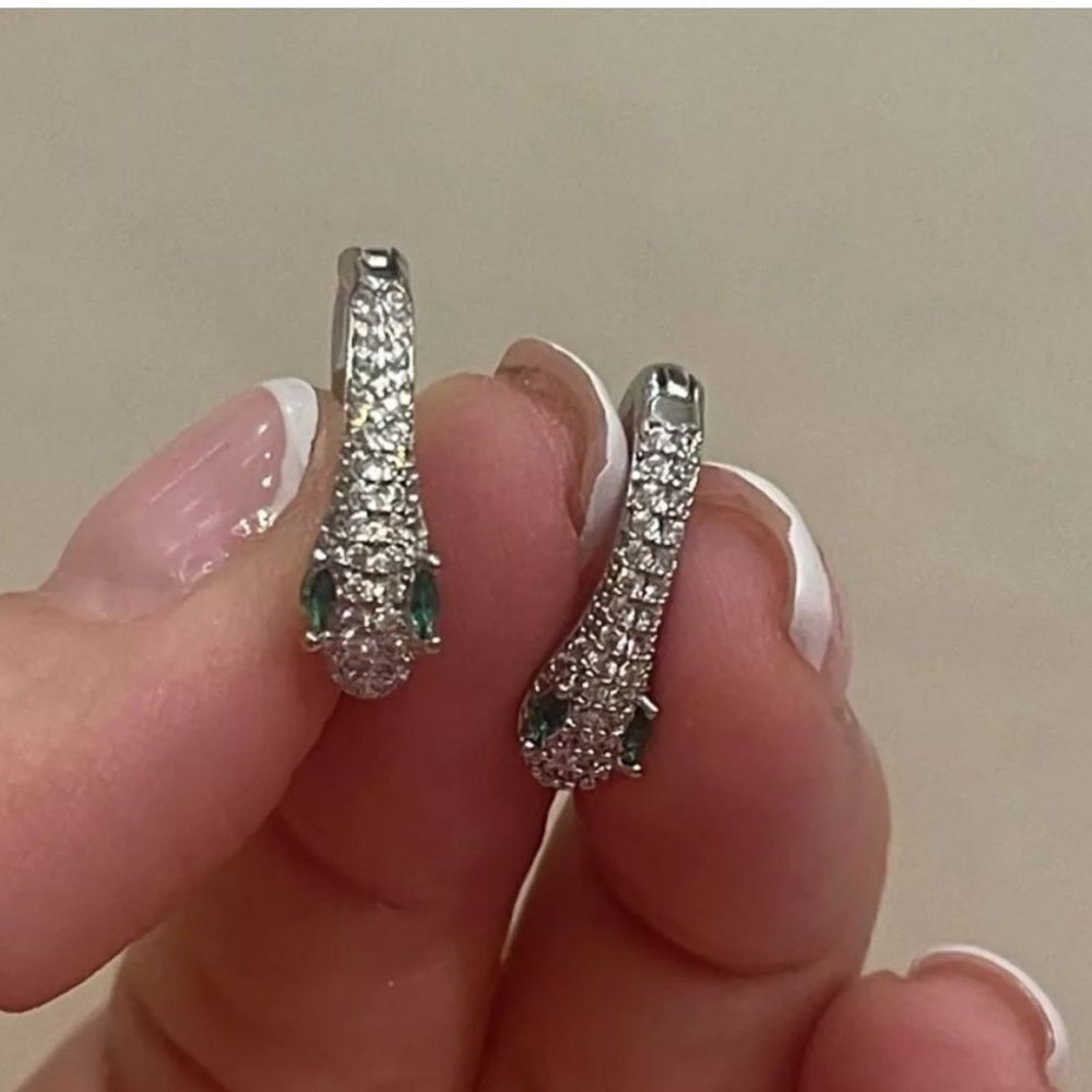 The Serpentine Earring in 925 silver and cubic zirconia